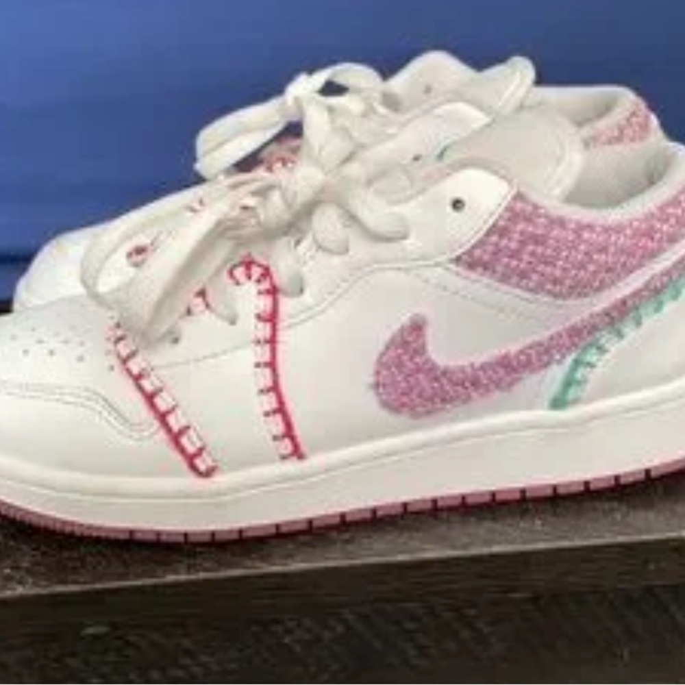 Sneakers AIR JORDAN 1 LOW SE (GS)
WHITE/LIGHT BORDEAUX-RUSH PINK
BOURDEAUX